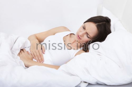 Девушка чувствует боль в брюшной полости