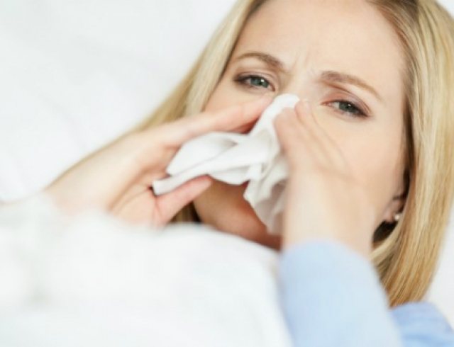 девушка сморкается