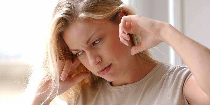 Девушка заткнула пальцами уши