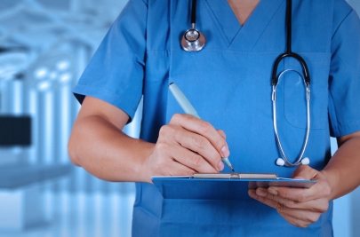 Хирург пишет назначение