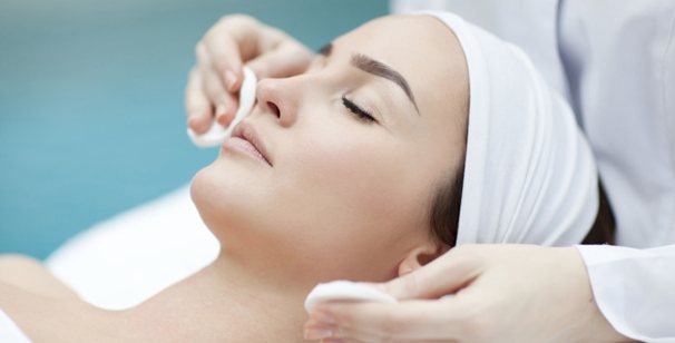 Начинается процедура с очистки кожи