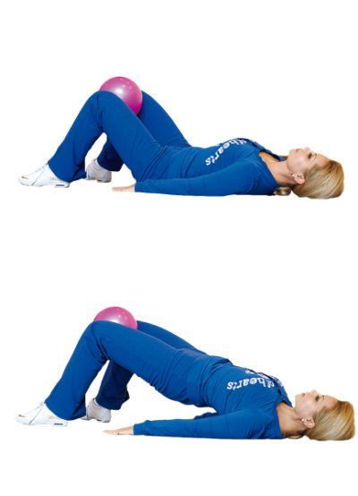 Нужно лечь, поставив ступни на пол поближе к ягодицам, руки свободно лежат вдоль тела.