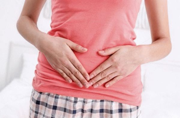 руки на животе