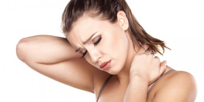 У девушки болит голова справа