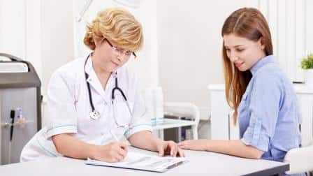 врач консультирует женщину
