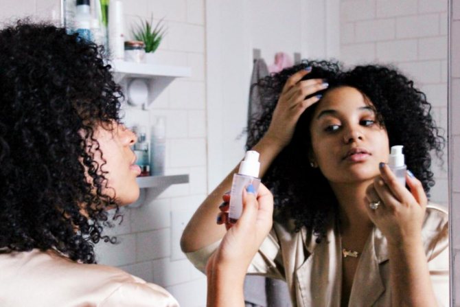 женщина смотрит на себя в зеркало